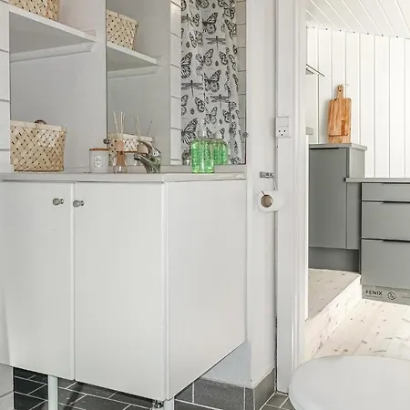 1 Bedroom Amazing In Casa vacanze Neksø